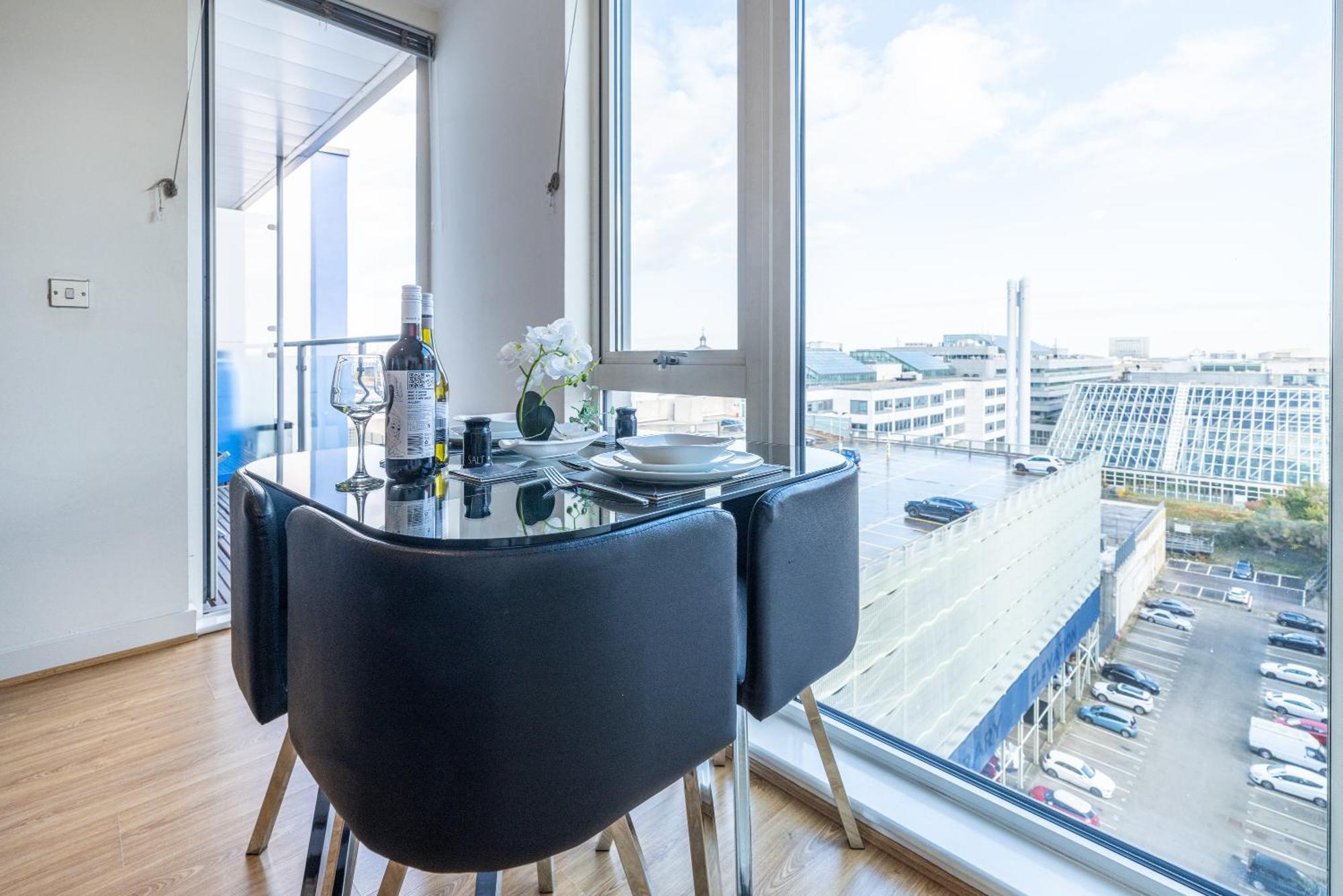 Stylish City Centre Apartment - Home From Home With Fully-Equipped Kitchen, Smart Tv, Netflix, Superfast Wifi, Free Parking, Self Check-In - By Brightleap Apartments Milton Keynes Exterior foto